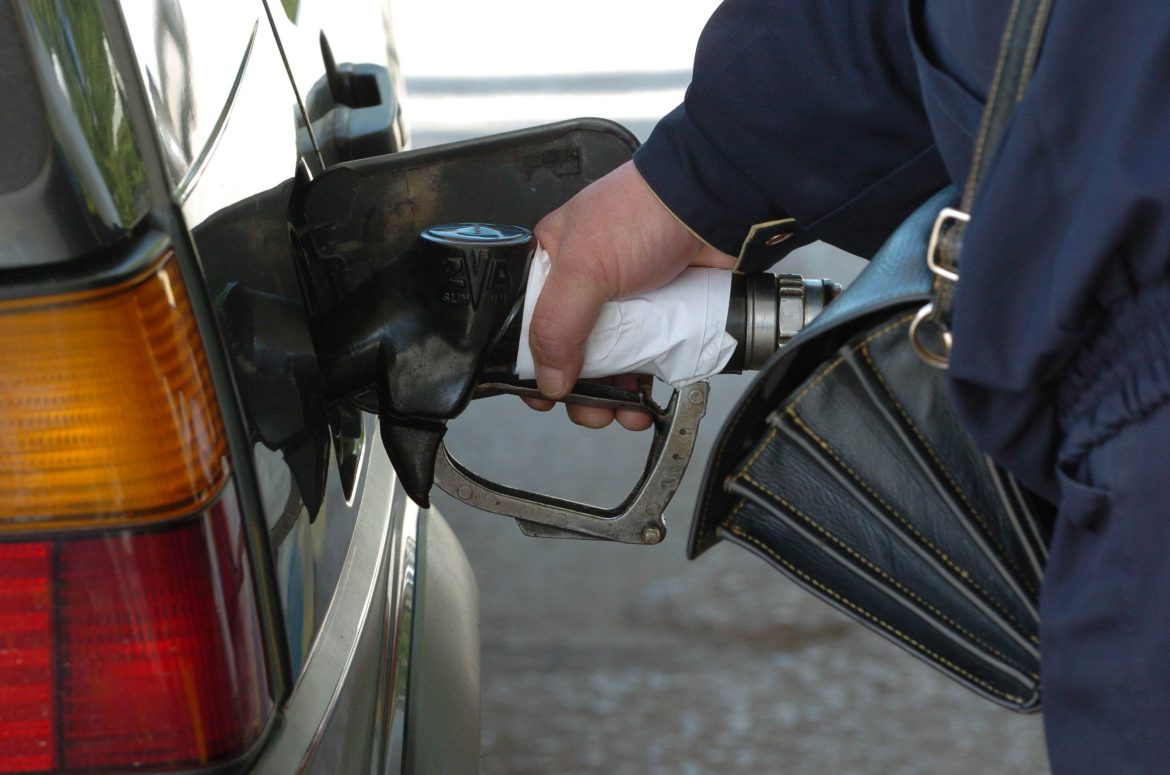 Започнаа редиците на бензинските пумпи