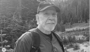 (ФОТО) ПОЧИНАЛ ЧАК НОРИС: Семејството ја објави тажната вест – „Со тешко срце објавуваме дека тој почина ненадејно вчера наутро“