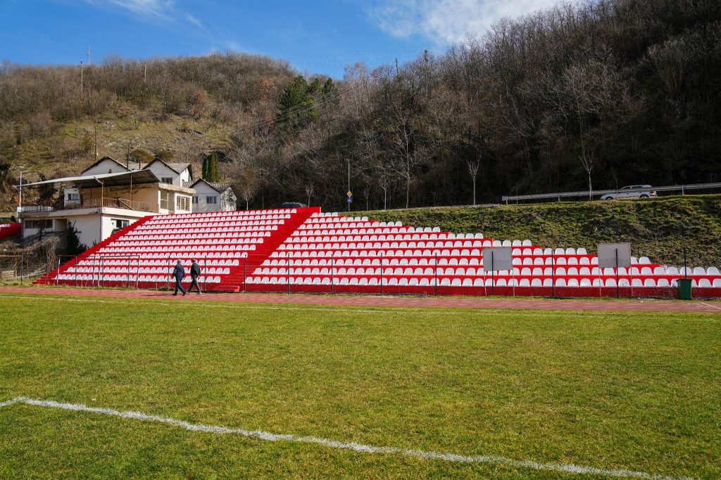 Стадионот во Крива Паланка доби нови трибини, ќе има капацитетет за над 1000 луѓе (ФОТО)