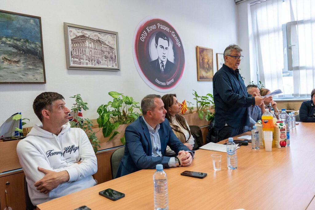 Герасимовски, д-р Новотни и д-р Савески со учениците: 8 милијарди причини против дебелината