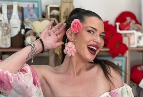 Емилија Розман со „предупредувачка реклама“ си ја рекламира својата цвеќарница: Подобро цвеќе за 8-ми Март за вашата сакана, отколку од неа за вас „машка кајгана“!