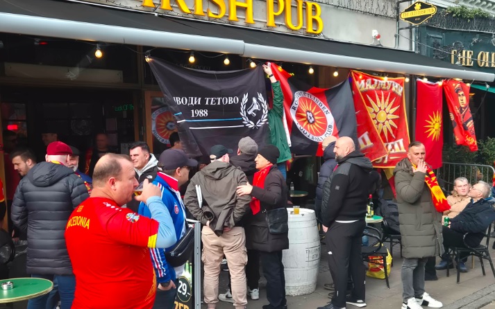 Македонските фанови се „загреваат“ за вечерната пресметка со Данска (ВИДЕО)