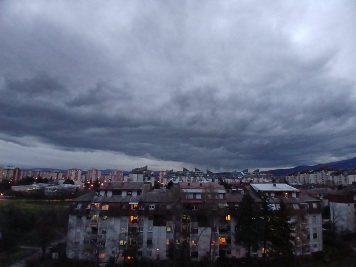 ВРЕМЕ: Претежно облачно и врнежливо со услови за грмежи, максималните температури ќе бидат до 17 степени