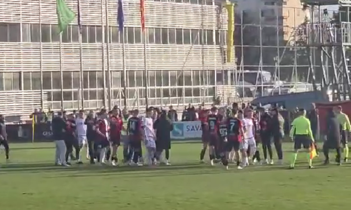 Тензии по крајот на дербито меѓу Вардар и Шкендија (ВИДЕО)