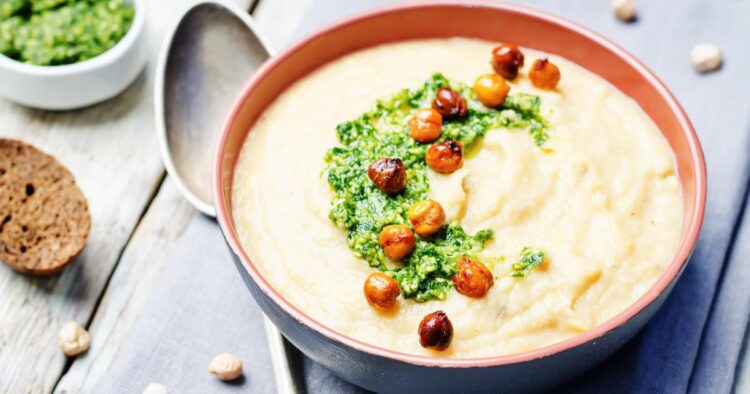 РЕЦЕПТ НА ДЕНОТ: Супа од стар леб и леблебија