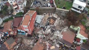 (ВИДЕО) Се урнаа две згради во Истанбул – неколкумина затрупани под урнатините