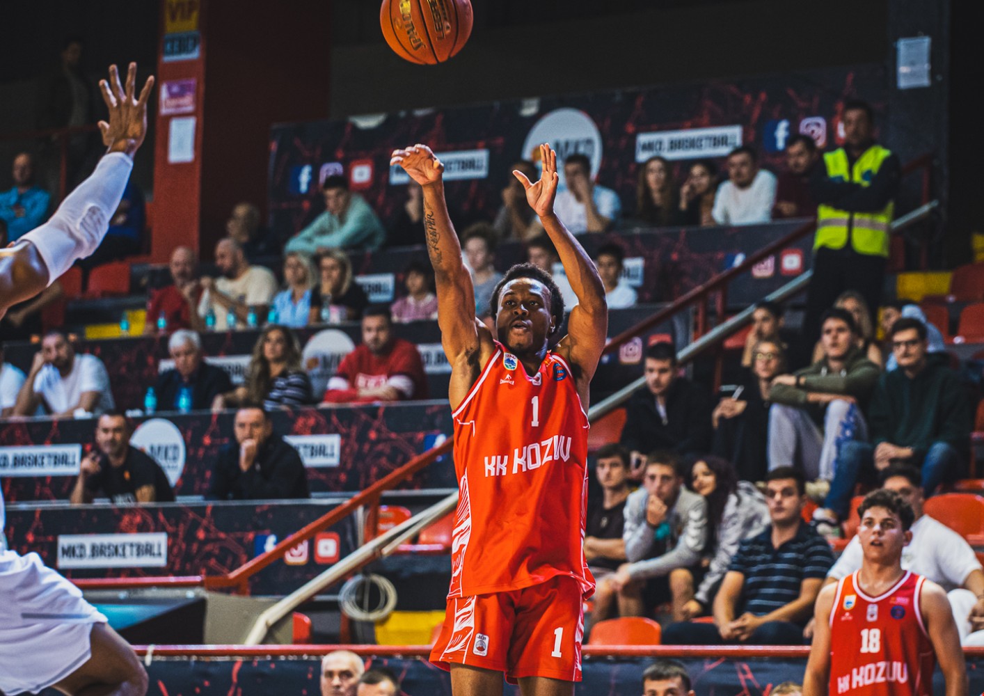 Кожув прв му го зеде скалпот на шампионот - на терен!