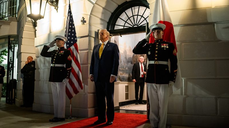 Трамп најавува намалување на активностите, а истовремено испраќа повеќе маринци на Блискиот исток