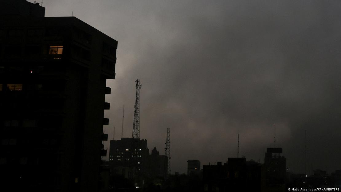 Луѓето во Иран заробени меѓу бомбите и режимот