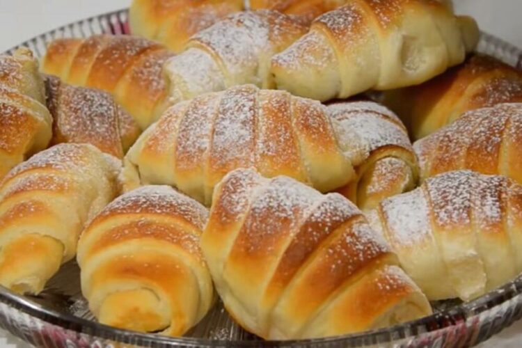 РЕЦЕПТ НА ДЕНОТ: Благи домашни кифли што се топат во уста