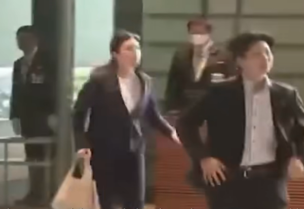 Само во Јапонија - министерката задоцни 5 минути на состанок, па ѝ се извини на целата нација