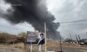 ВИДЕО: Црн отровен дожд во Иран по бомбардирањето на нафтените депоа