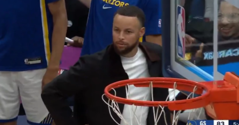 Спектакуларно забивање во Вашингтон: Соиграч го остави Кари во шок! (ВИДЕО)