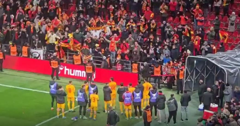 Барди капитенски ги построи играчите пред навивачите