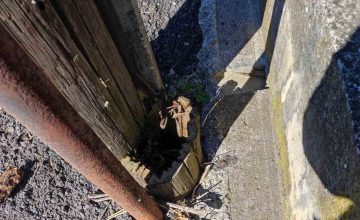 Оштетена бандера опасност за жителите, бараат надлежните да реагираат