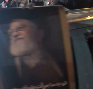 (ВИДЕО) Прати му го ова на Трамп: Иранците на улица го прославуваат изборот на Моџтаба Хаменеи