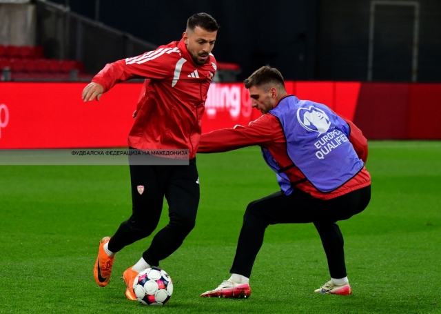 Фудбалерите го почувствуваа тревникот каде што утре ќе тргнат по ново чудо! (ФОТОГАЛЕРИЈА)