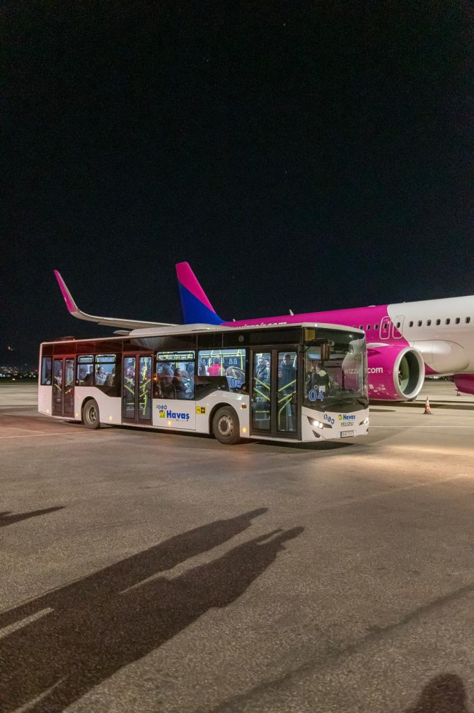 Авионот со втората група евакуирани македонски граѓани од ОАЕ вечерва слета во Скопје