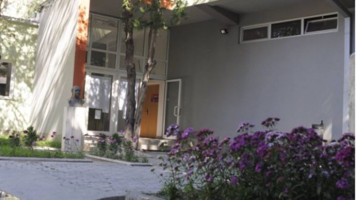 Суспендиран е професорот од средното уметничко во Скопје, по пријавата од ученичката