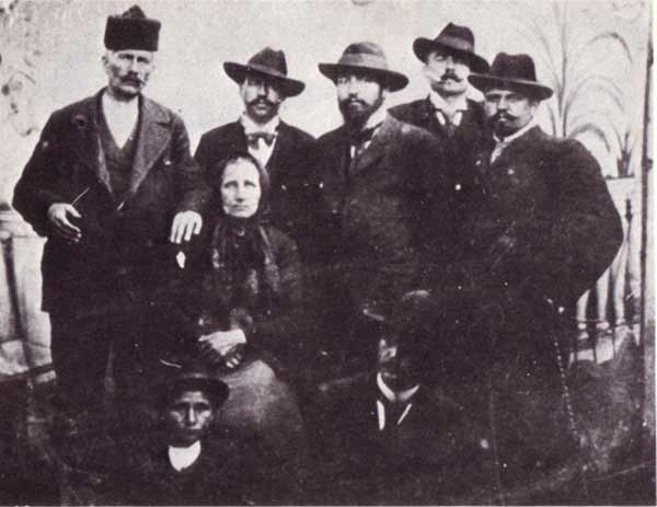 Зошто луѓето престанаа да носат капи и шапки?