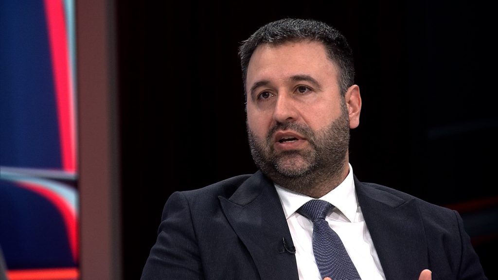 Арјанит Хоџа од ДУИ: Случајот со Груби се користи за да се покрие отсуството на резултати на ВЛЕН во Владата