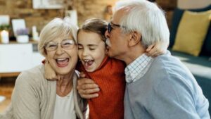 Шест фрази што бабите и дедовците треба да ги избегнуваат во разговорот со внуците