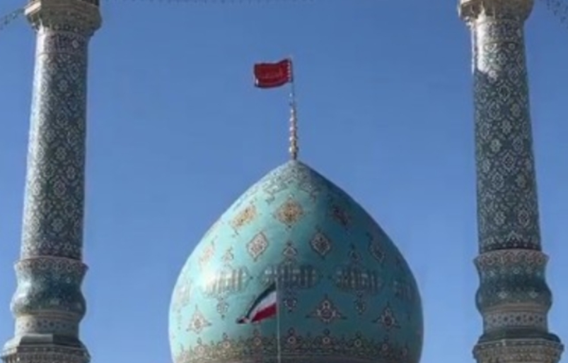 (ВИДЕО) Иран крена црвено знаме над џамијата Џамкаран – што значи ова?
