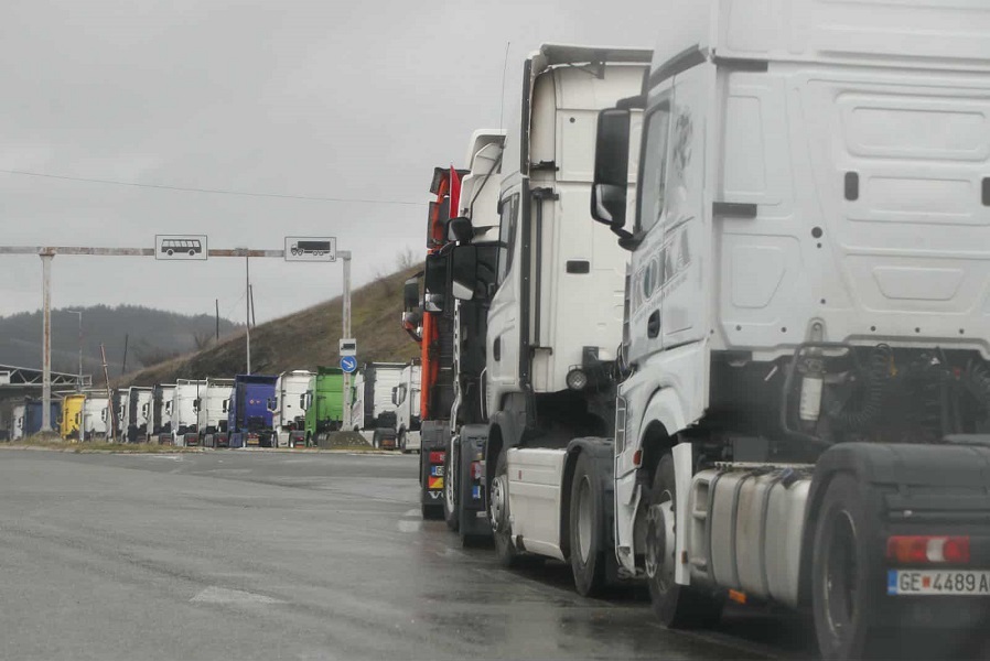 Проблемот со транспортерите најверојатно ќе се реши преку издавање годишни визи со повеќекратен влез и излез од Шенген зоната, смета Мицкоски