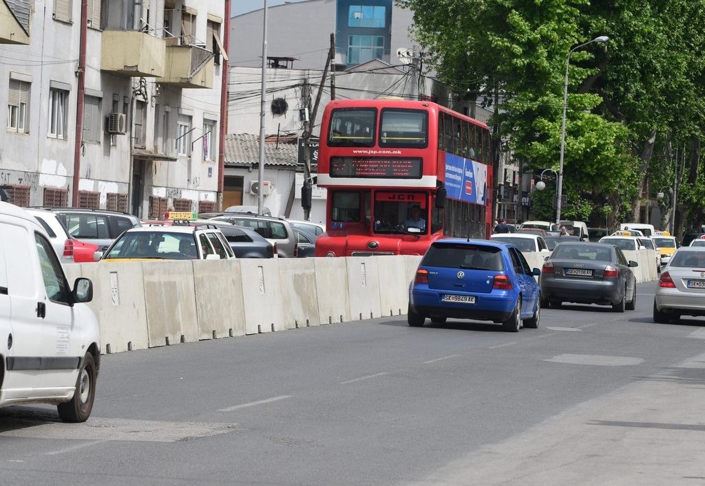 Загина 18-годишен мотоциклист во Чаир по судар со два автомобили