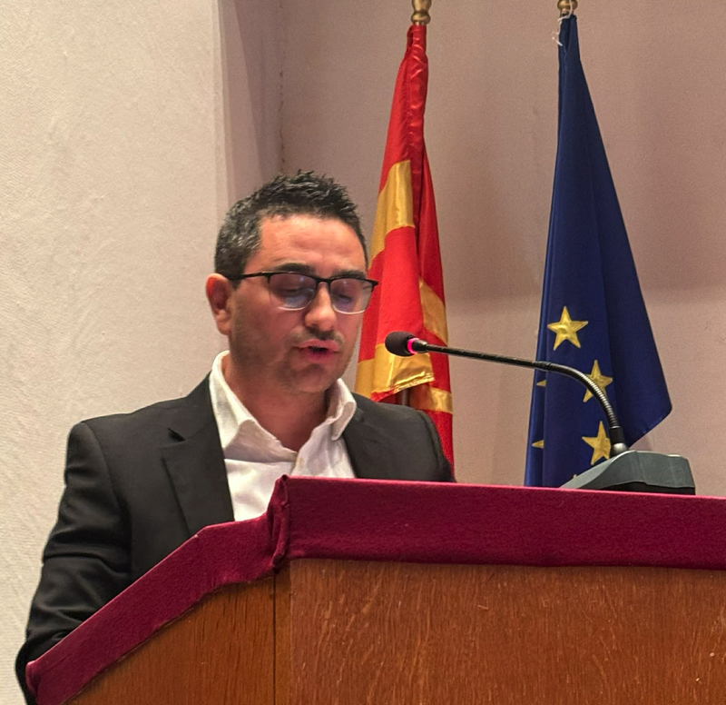 Поезија на вечните почетоци