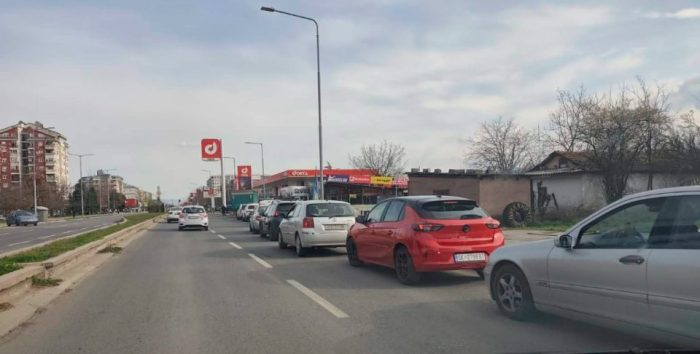 СЛИКИ ОД МИНАТОТО: Колони возила на бензиските по покачувањето на цените на горивата поради војната на Блискиот Исток