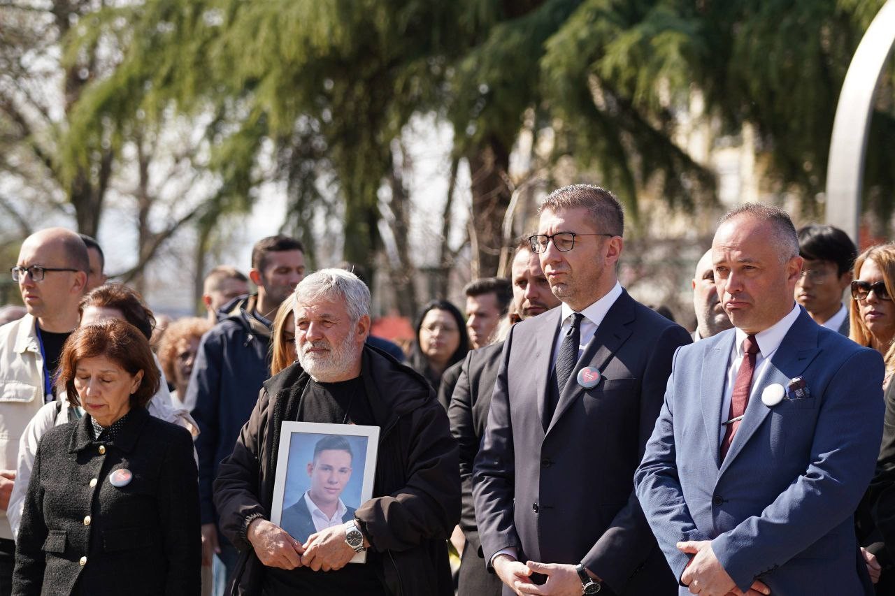 ФАКТОР НА ДЕНОТ: Македонија им оддава почит на загинатите во Кочани