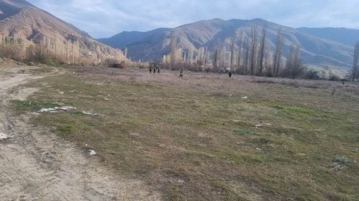 Полицајци и пожарникари го пребаруваат теренот во Зрновци каде беше пронајдено распаднатото тело на жена