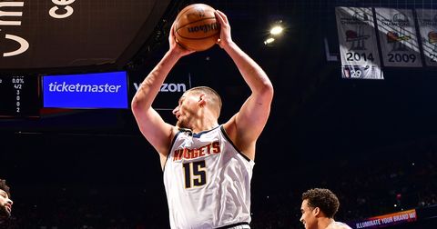 ВИДЕО: Јокиќ со моќен „трипл-дабл“ го водеше Денвер до триумф во Феникс