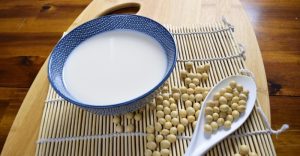 МЛЕКАТА НА РАСТИТЕЛНА БАЗА СТАНУВААТ СЕ ПОПУЛАРНИ: Еве кое е најдобро според диететичарите и на што дефинитивно треба да обрнете внимание