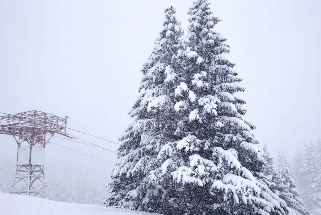 На Попова Шапка четири степени под нулата и 60 сантиметри снег