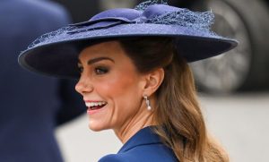 (ФОТО) КЕЈТ МИДЛТОН ВО ФУСТАН ОД 80-ТИТЕ И ПОЗНАТИ ОБЕТКИ ОД КРАЛИЦАТА ЕЛИЗАБЕТА: Принцезата блеснала на важен настан во Велика Британија