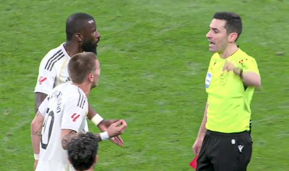 Судијата откри што му кажал Мастантуоно пред да му додели црвен картон (ФОТО)