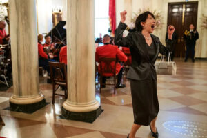 Јапонската  премиерка стана вирален хит поради фотографија за време на вечерата во Белата куќа