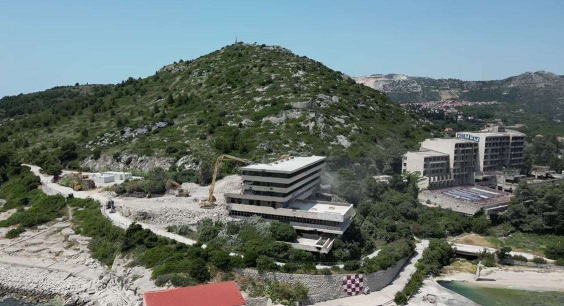 Симболот на СФРЈ и луксузот на Тито срамнет со земја: Од хотелот каде доаѓаа светски ѕвезди останаа само куп камења