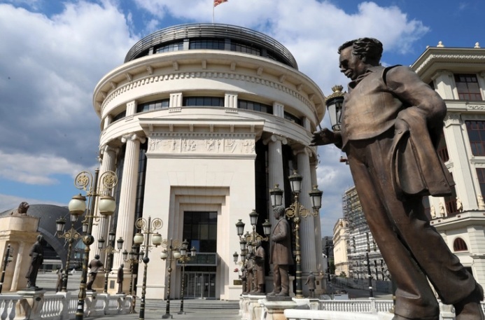 ПО ТРАГИЧНИОТ НАСТАН ВО СКОПЈЕ: Едно лице задржано во станица, на распит повеќемина за смртта на мајката и девојчето