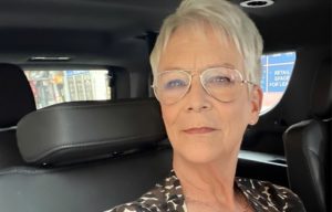 (ФОТО) Џејми Ли Кертис (67) го поддржала филмот на Меги Џиленхол со селфи во градник