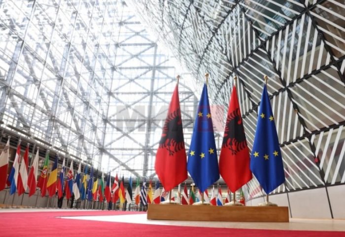 АЛБАНЦИТЕ ПРЕД АЛБАНИЈА ВО ЕУ: Во 2024 г. 48.000 албански граѓани добиле државјанство во ЕУ и се на 3 место по Сиријците и Мароканците