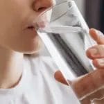 Еве како влијае на вашето тело кога ќе испиете чаша вода наутро: Нема да верувате што му прави на вашиот организам