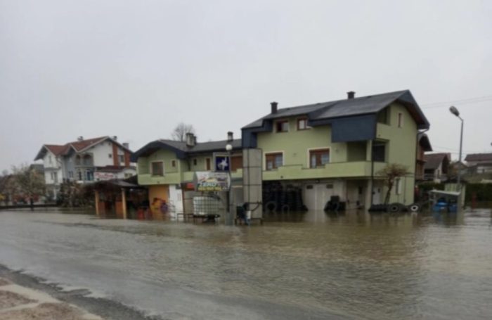 СИЛНО НЕВРЕМЕ ВО БиХ: Илјадници семејства без струја, поплави и хаос на патиштата