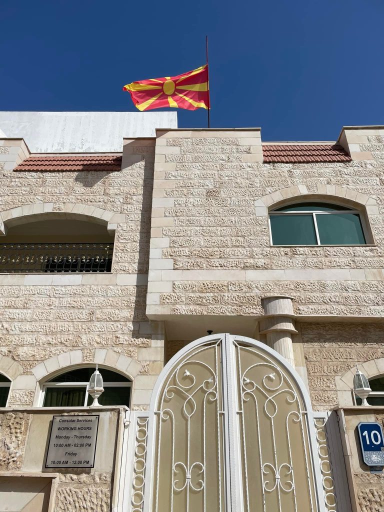 Се разгледува можноста за евакуација со автобус на македонските граѓани од ОАЕ до Саудиска Арабија