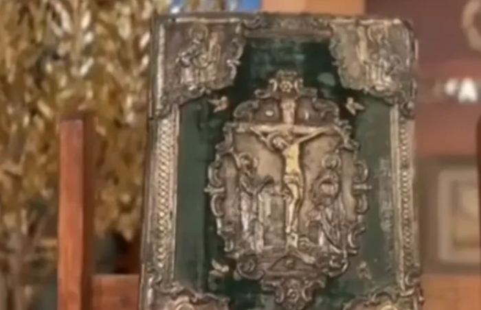 Во Атина уапсен сопственик на галерија под сомнение дека продавал фалсификувани уметнички дела, но и Евангелие од 18 век