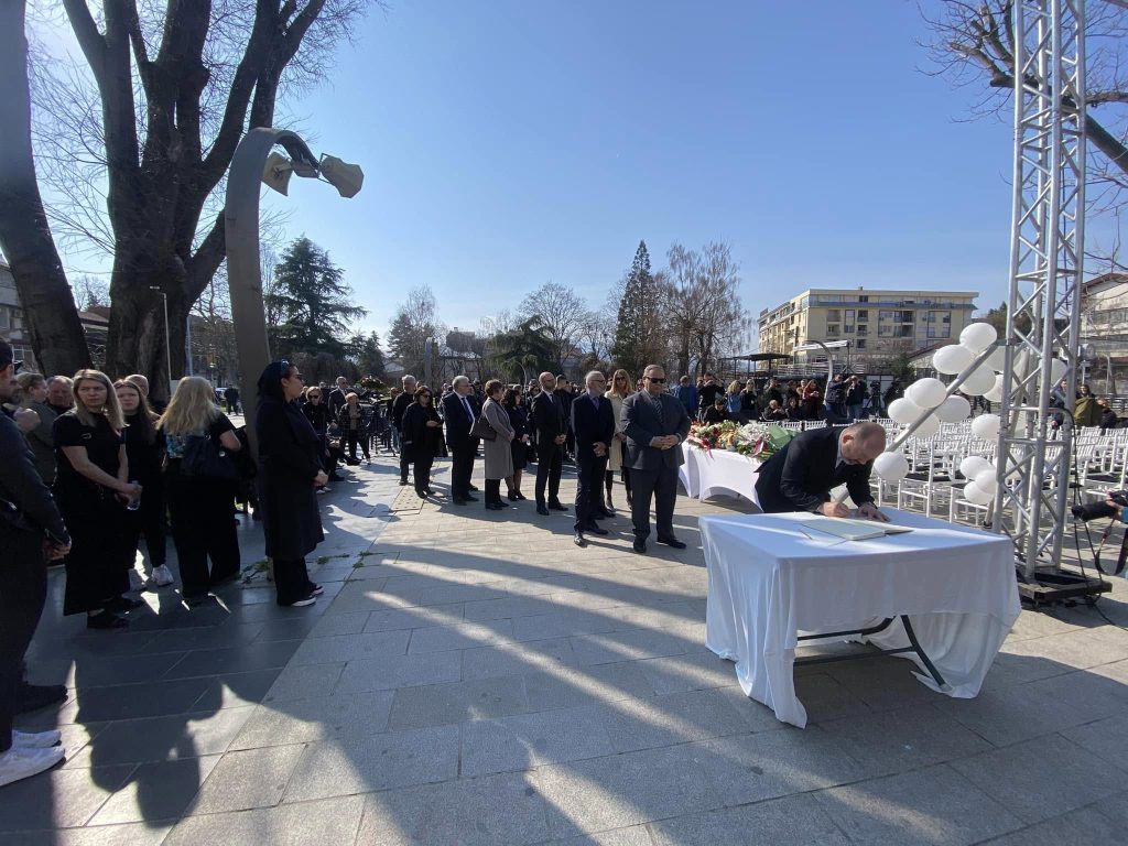 63 бели столчиња и 63 бели рози: Кочани се поклонува пред жртвите од „Пулс“