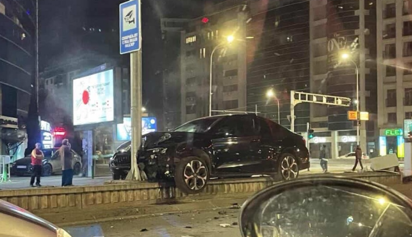 Сообраќајка на Партизанска кај Соборен храм: „Шкода“ заврши во жардиниера