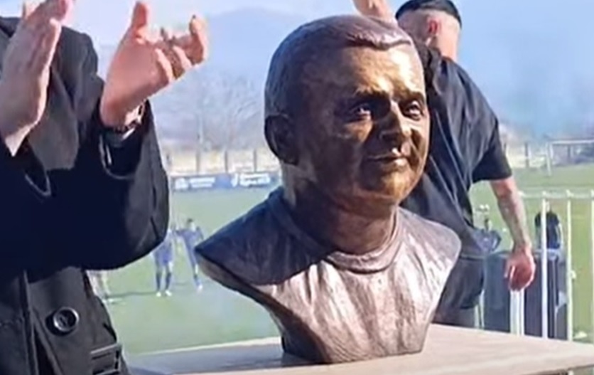 Емотивно во Кочани: Навивачите на Осогово кои загинаа во дискотеката „Пулс“ добија бисти на стадионот (ВИДЕО)